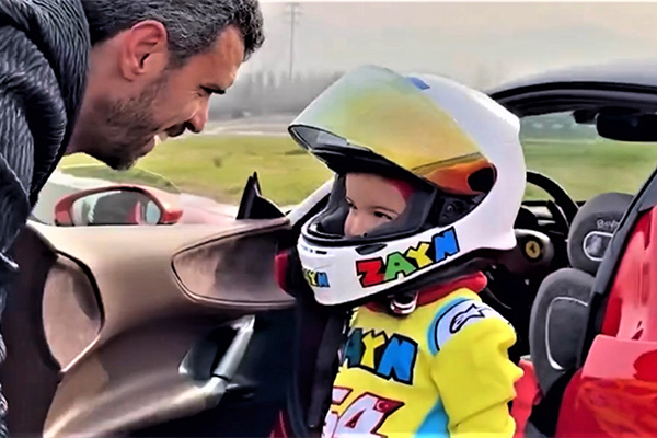 ลูกไม้หล่นไม่ไกลต้น - อดีตนักบิดให้ลูกชายลองขับ Ferrari SF90 Stradale ตั้งแต่อายุ 3 ขวบ!