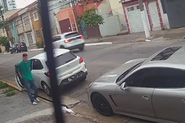 ชมคลิป การขโมยไฟหน้าของ Porsche Panamera นั้นง่ายดาย ใช้เวลาเพียงไม่กี่วินาที