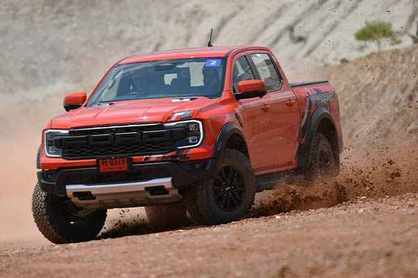 มือใหม่หัดลุย Ford Ranger Raptor แบบดุดันไม่เกรงใจใคร พกไปแต่ใจ เพราะรถช่วยไว้หมดแล้ว