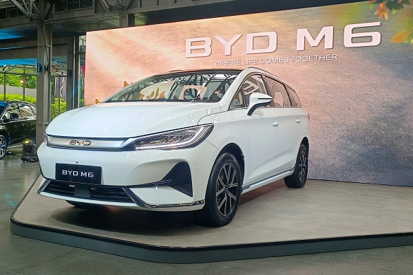 ราคา BYD M6 เริ่ม 829,900 – 929,900 บาท รถมินิแวน 6 ที่นั่ง กำลัง 201 แรงม้า วิ่งไกล 420 – 530 กม.