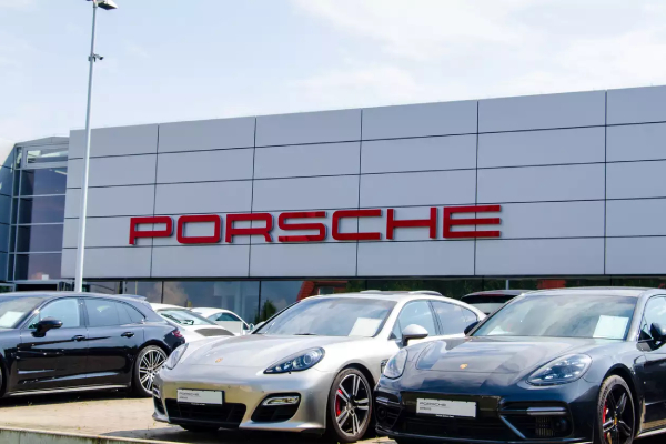 งานเข้าดีลเลอร์ Porsche ประเทศจีน เพราะเผลอไปลดราคา Panamera ลงว่า 88% จนเหลือเท่า Vios