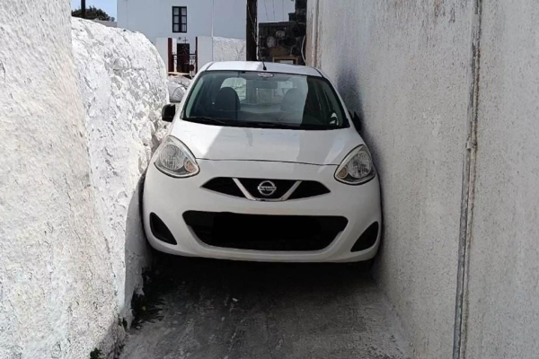 พี่เข้าไปได้ไงครับ? นักท่องเที่ยวเช่า Nissan March มาขับใน Santorini แต่กลับไม่ดูว่าทางแคบไป
