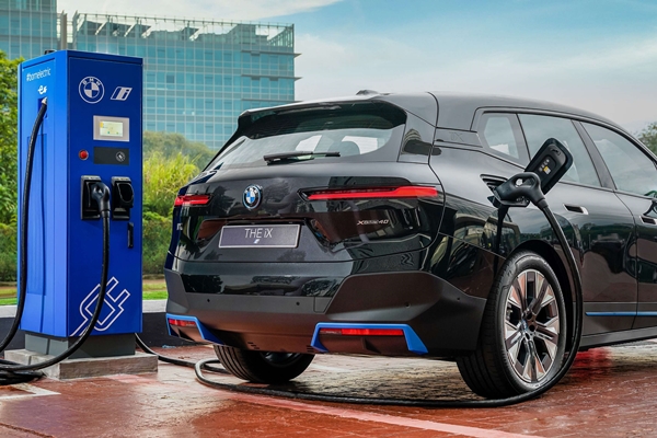 BMW คาดการณ์อนาคตหั่นราคาแบตเตอรี่ลง 30% เพื่อต่อกรกับ Tesla พร้อมให้ระยะวิ่งมากกว่า