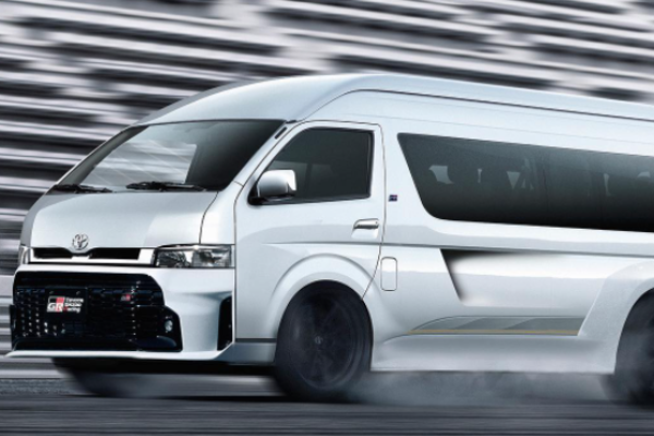 เรนเดอร์ Toyota GR Hiace เพราะรถตู้ธรรมดายังซิ่งได้ไม่พอ จึงขอใส่ชุดแต่งหล่อมาให้
