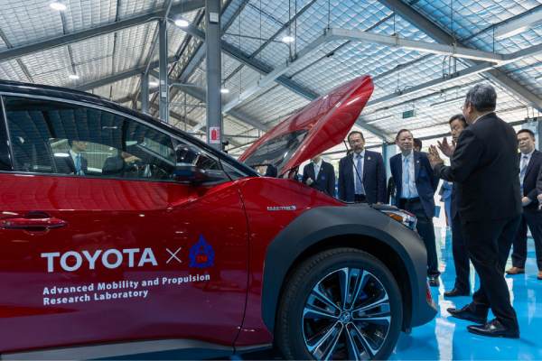 Toyota bZ4X และรถไฮบริดอื่นๆ ถูกมอบให้สถาบันเทคโนโลยีไทย-ญี่ปุ่น ใช้สอนซ่อมรถ ต้อนรับอนาคต EV