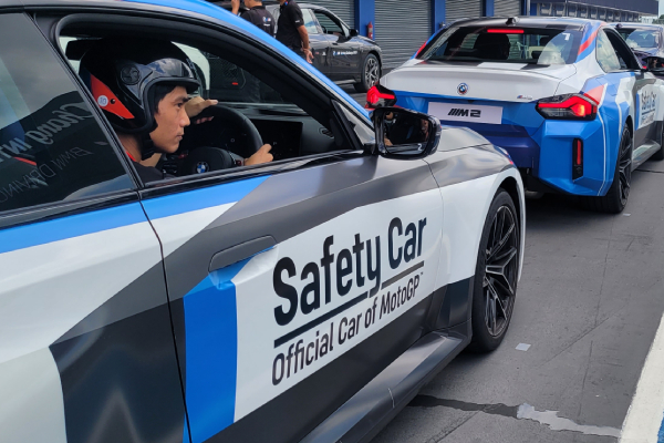 ลองขับ BMW M2 และ X4 M ดวลกับ BMW i4 บนสนามแข่ง เทียบสันดาปและไฟฟ้า ใครมันกว่ากัน