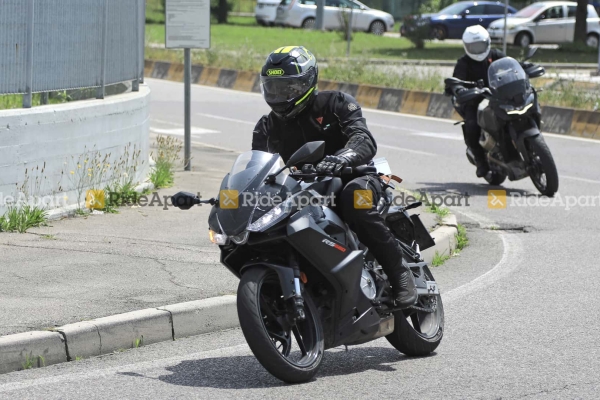 พบเห็น Aprilia RS 440 และ Moto Guzzi Stelvio ขณะกำลังวิ่งทดสอบบนถนน!