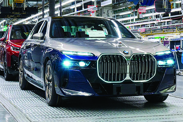 เผยที่มา เหตุใดสีทูโทนของ 2023 BMW 7-Series มีราคาเทียบเท่า Suzuki Celerio รุ่นท็อป